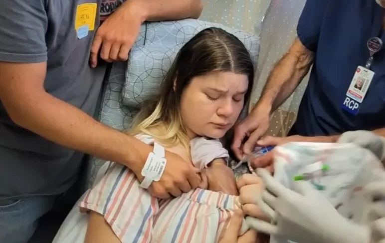 Last moments with Baby Samuel Hannah experiences skin-to-skin contact with Baby Samuel in hospital.